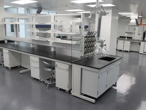 Technical overlay showing air change rate, ISO cleanroom class, and pressurization specs inside a BSL3 facility